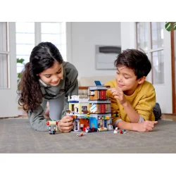 Byhus med dyrehandel og caf