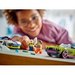 Biljagt med politi og muskelbil 