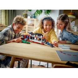 F1-lastbil med RB20 og AMR24 F1-biler