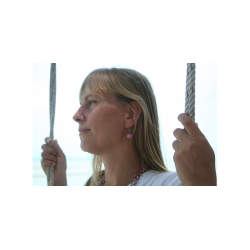 reringe med perle af sten i gammel rosa