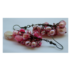 reringe lange med lyserde perler af sten