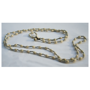 Halskde lang med perler metal og hvide