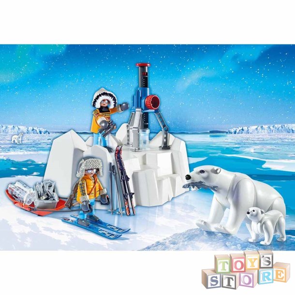 Arctic Explorers with Polar Bears 9056