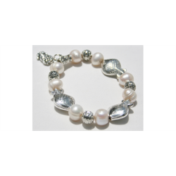 Armbnd med ferskvandlignende hvide perler og fiskebeats