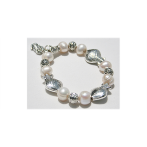 Armbnd med ferskvandlignende hvide perler og fiskebeats