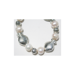 Armbnd med ferskvandlignende hvide perler og fiskebeats