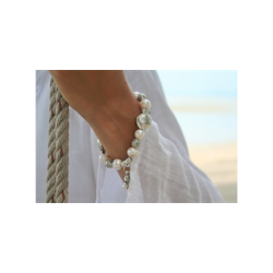 Armbnd med ferskvandlignende hvide perler og fiskebeats