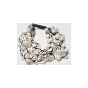 Armbnd m. ferskvandlignende hvide perler