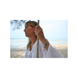 Hndlavet armbnd med flotte perler af sten.