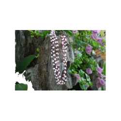 Halskde kort med lyserde perler.