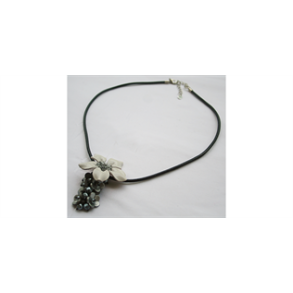 Halskde kort med hvid lder blomst. 