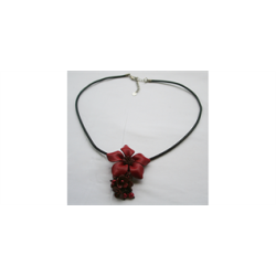 Halskde kort med rd lder blomst. 