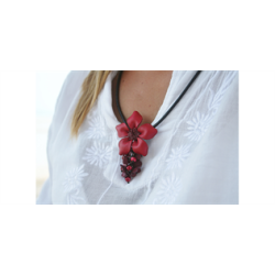 Halskde kort med rd lder blomst. 