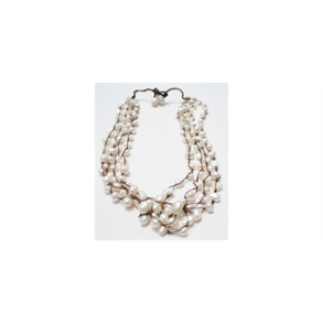 Halskde kort med hvide perler af sten.