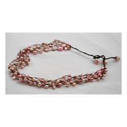 Halskde kort med lyserde perler.