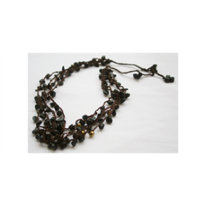 Halskde kort med sorte og guld perler.