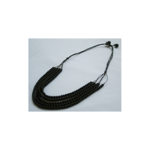 Halskde kort med sorte perler.