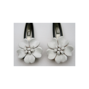 Hrspnder med lder blomst i hvid.