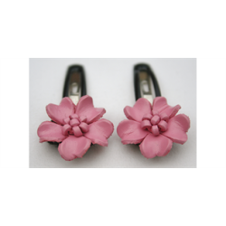 Hrspnder med lder blomst i lyserd.