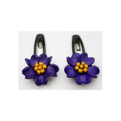 Hrspnder med lder blomst i marinebl med gule stvfangere.