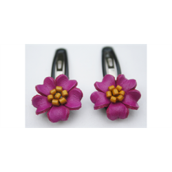 Hrspnder med lder blomst i pink med gule stvfangere. 