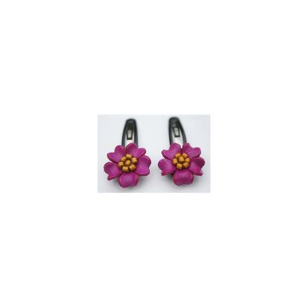 Hrspnder med lder blomst i pink med gule stvfangere. 