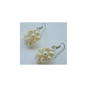 Flotte hndlavede reringe med hvide perler i en blomst.