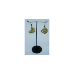 Flotte hndlavede reringe med hvide perler i en blomst.