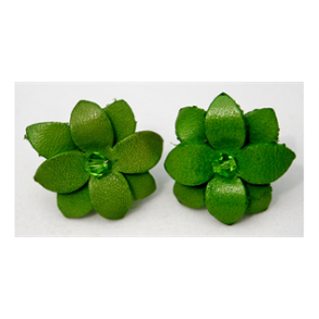 Flotte hndlavede reringe med lder blomst i grn. 