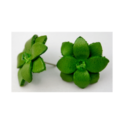 Flotte hndlavede reringe med lder blomst i grn. 