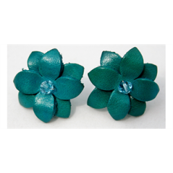 Flotte hndlavede reringe med lder blomst i petrol.