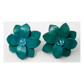 Flotte hndlavede reringe med lder blomst i petrol.