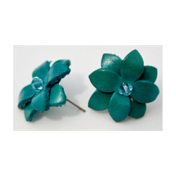 Flotte hndlavede reringe med lder blomst i petrol.